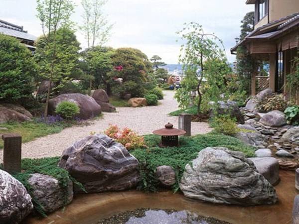 小川を配した日本庭園