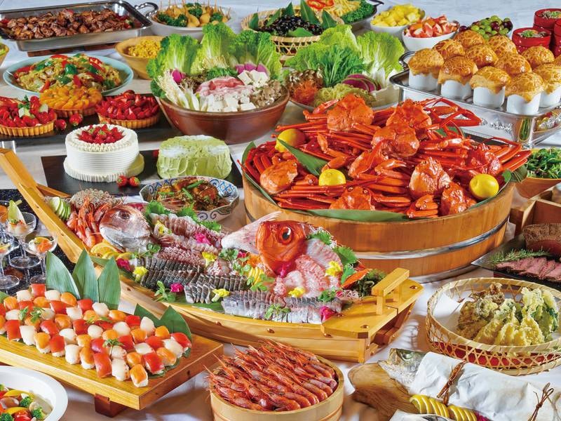 バイキングの料理。日本海直送の刺身など