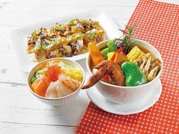 【朝食イメージ】北海道の海の幸が愉しめる海鮮パフェや、彩り豊かな食材をふんだんに使ったスープカレーが人気。