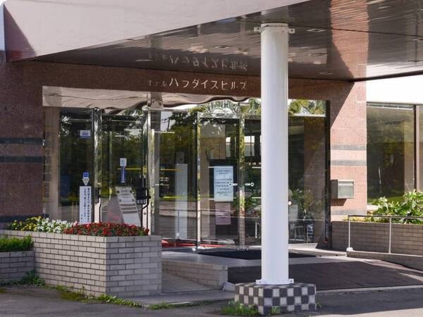*正面玄関/正面入口です。車椅子の方でも安心♪