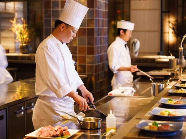 ＜レストラン＞オープンキッチンで出来立てのお料理をご提供いたします（例）

