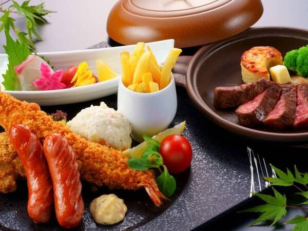 ＜夕食＞お子様用の個別提供メニューをご準備。ビュッフェコーナーのお料理もお召し上がり頂けます（例）

