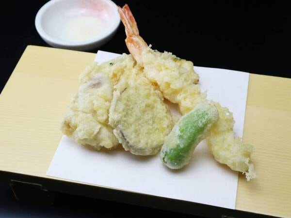 ＜朝食＞オープンキッチンの実演料理コーナーで揚げたてをご提供（例）

