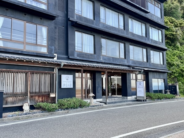 【外観】海沿いに佇む、シックな色の建物