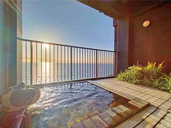 【女性浴場の露天風呂】美しい海からのぼる朝日を眺めながら、温泉を楽しむのもおすすめ！