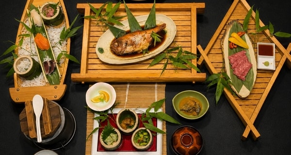 【夕食：金目鯛の煮つけ・牛肉・お刺身からメインを選択/例】こちらからメイン料理を１つ選択となります。