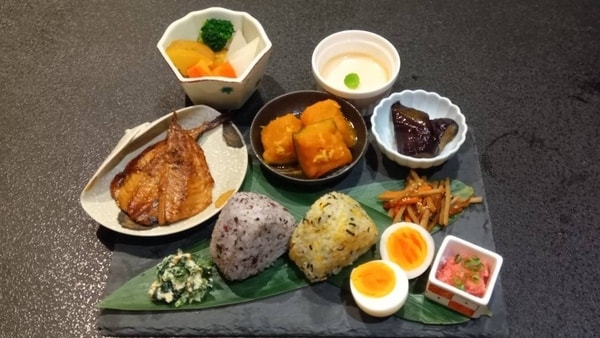 【朝食/例】朝は和食か洋食をご用意しておりますので、お好きなほうをお選びください。