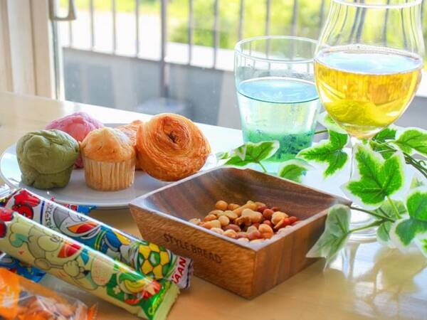 【ラウンジ・ウェルカムコーナー】種類豊富なアルコール・お菓子・おつまみをご用意