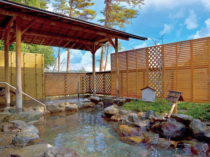 【露天風呂】木漏れ日が降りそそぐ