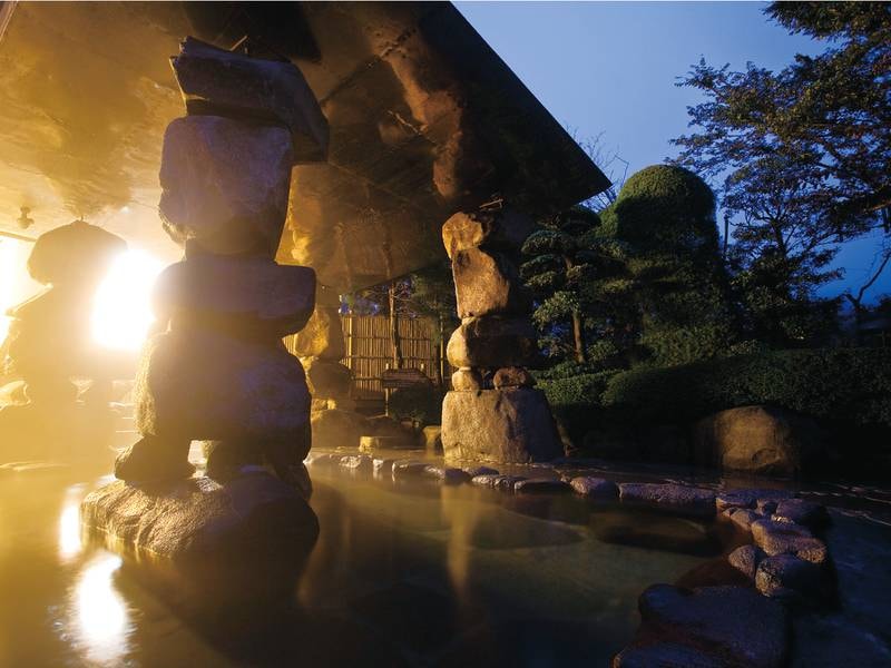 美人の湯（女性風呂）夜の露天風呂も風情が感じられる