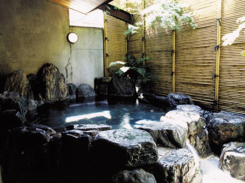 【紅梅の湯･露天風呂】小ぶりながら源泉100％の贅沢な湯を楽しめる