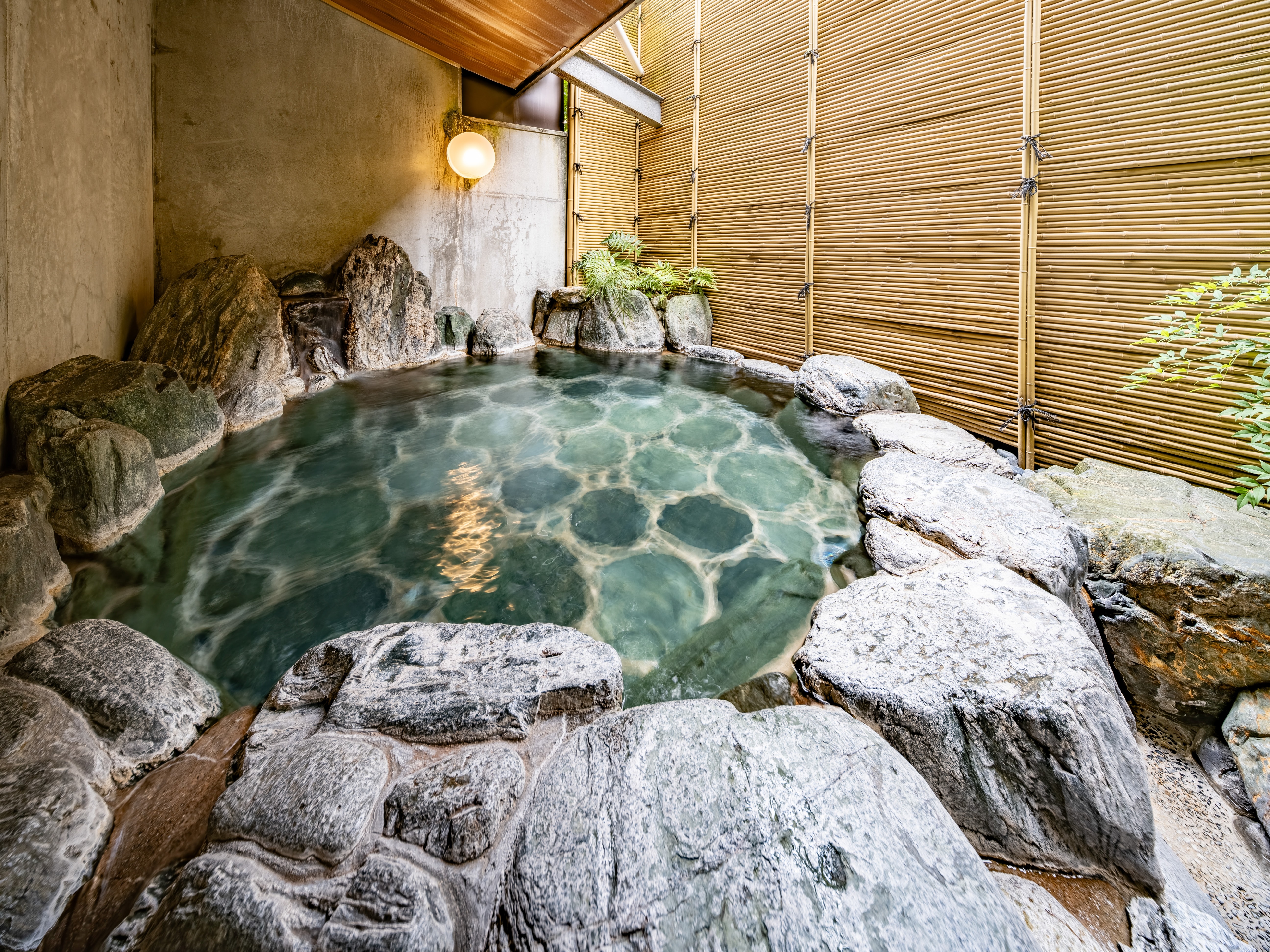 【露天風呂】紅梅の湯