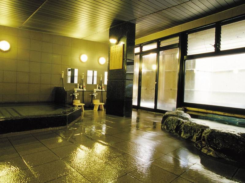 【白梅の湯･内湯】源泉100％かけ流しの湯が嬉しい