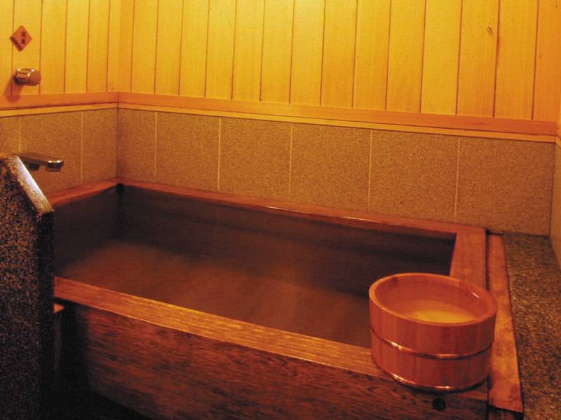 【貸切風呂】檜造りのゆったりとした室内貸切風呂。1組40分宿泊者の方は無料で利用できる