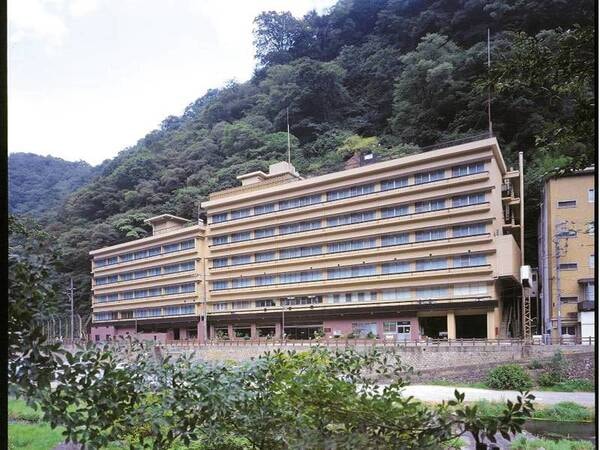 川沿いに建つ大型宿