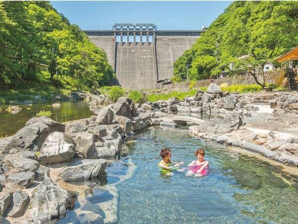 湯原ダムの手前に湧く湯原温泉の名物「砂湯」は天然の混浴大露天風呂！菊之湯からは徒歩約3分と近い