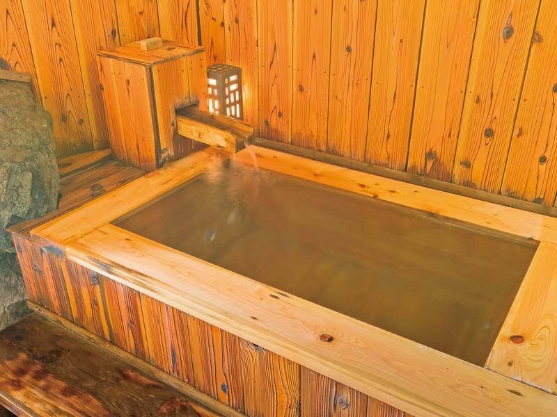 【岩を基調とした大浴場『露くらべ』】檜風呂