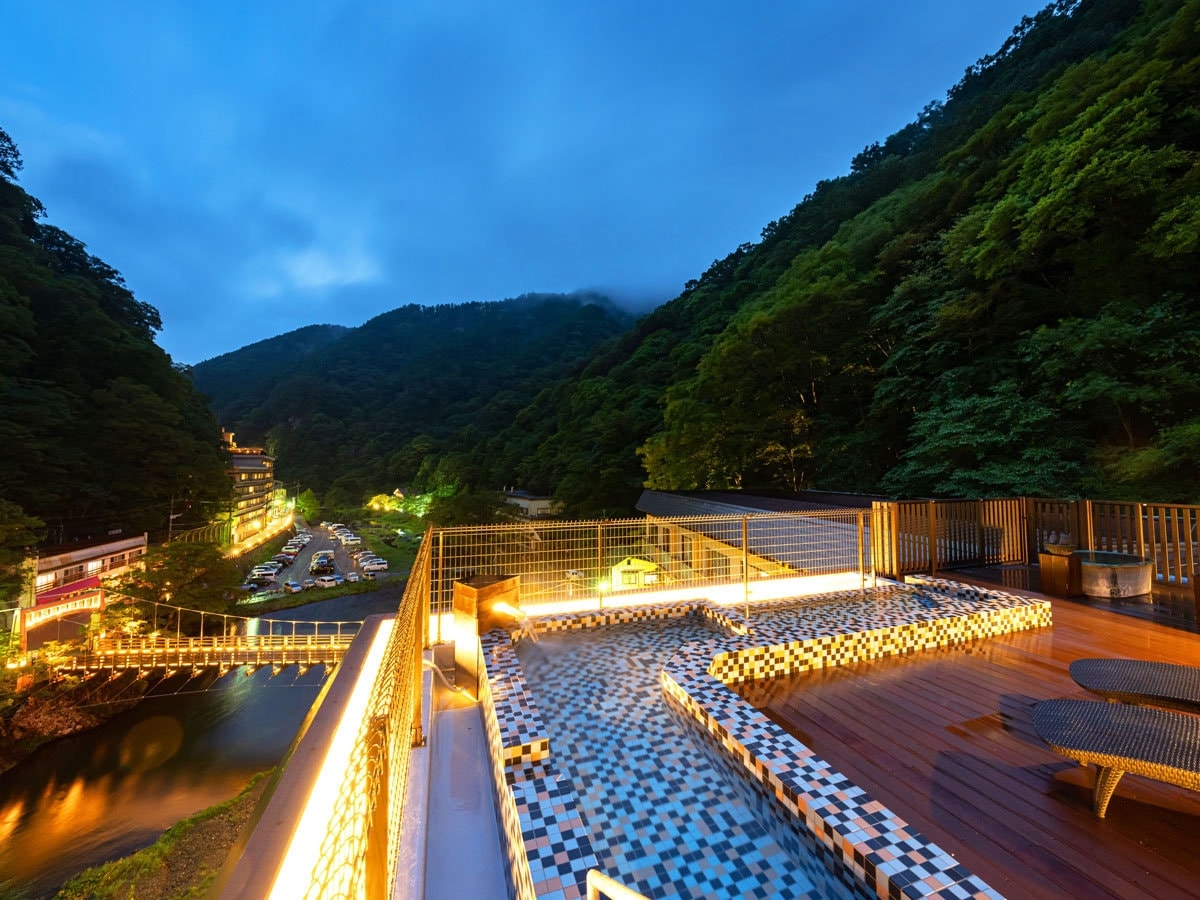 貸切展望露天風　四季が織りなす山河と空の絶景と温泉を満喫