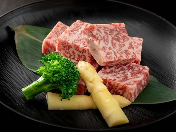 【選べる季節のメイン／例】選べる三種の美食東伯牛や新鮮なアワビ…季節の旬を味わう『人気No.1会席』です