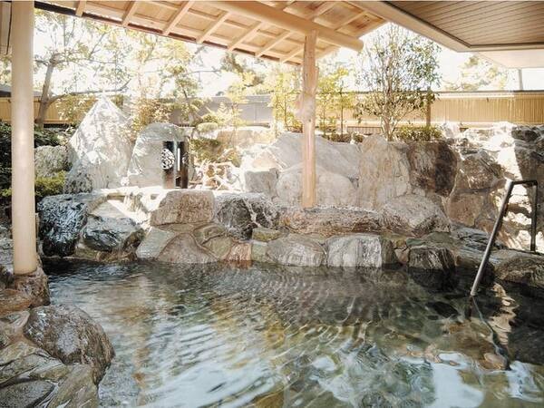【たまの温泉】男性用露天風呂　露天風呂のほか大浴場やサウナもあり