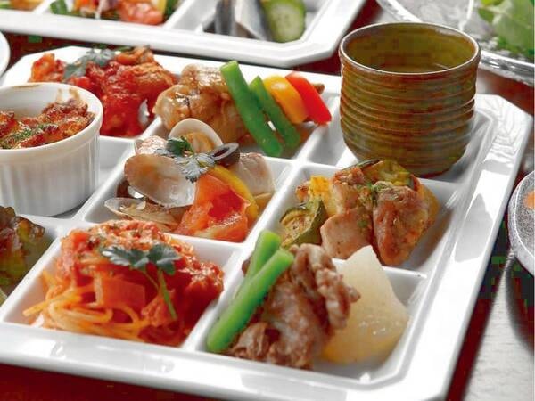 【夕食バイキング/例】好きなものを盛り合わせた自分だけのプレートを作ってみてください