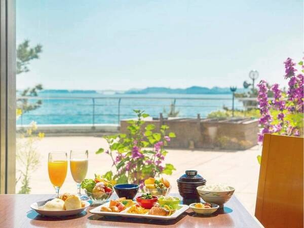【朝食バイキング/例】朝日で煌めく海を眺めて食事する贅沢な時間