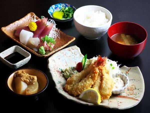 【よくばり定食プラン/例】夕食は地元のお店『みなと食堂』にて「よくばり定食」をご用意(送迎あり)。朝食はホテルにて地元で有名な仕出し屋さんのお弁当をご用意(フロントにてお渡し)