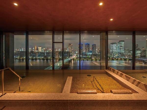 【大浴場/男性内湯(夜)】東京の景色を見ながらゆったり