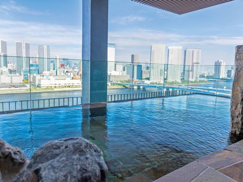 【大浴場/女性内湯(昼)】東京の景色を一望できる
