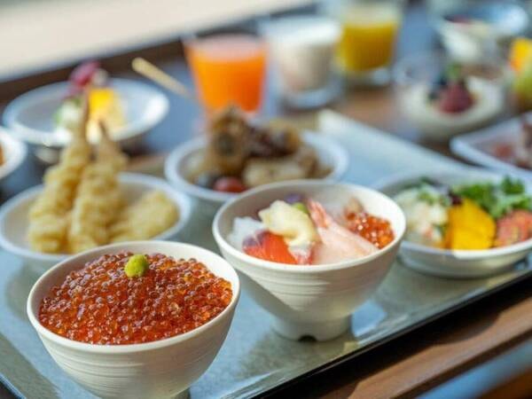 【朝食/例】お好みでつくる海鮮丼など一日の始まりに和洋多彩な朝食バイキングを楽しめる