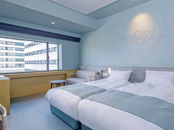 【ハリウッドツインA/客室例】ゆとりある空間にシングルベッド2台を並べて配置したハリウッドスタイル