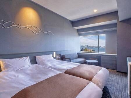 【ハリウッドツインB/客室例】ゆとりある空間にシングルベッド2台を並べて配置したハリウッドスタイル
