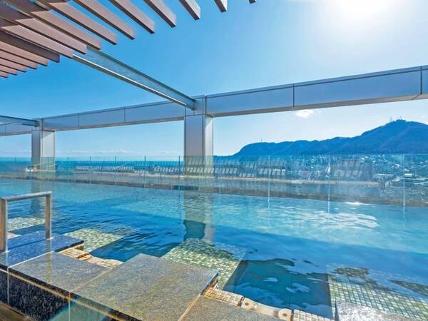 【大浴場/例】天空露天風呂から函館山を一望できる。