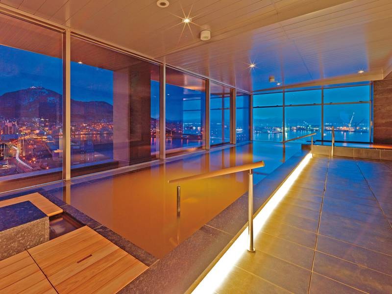 函館の市街地を見渡す