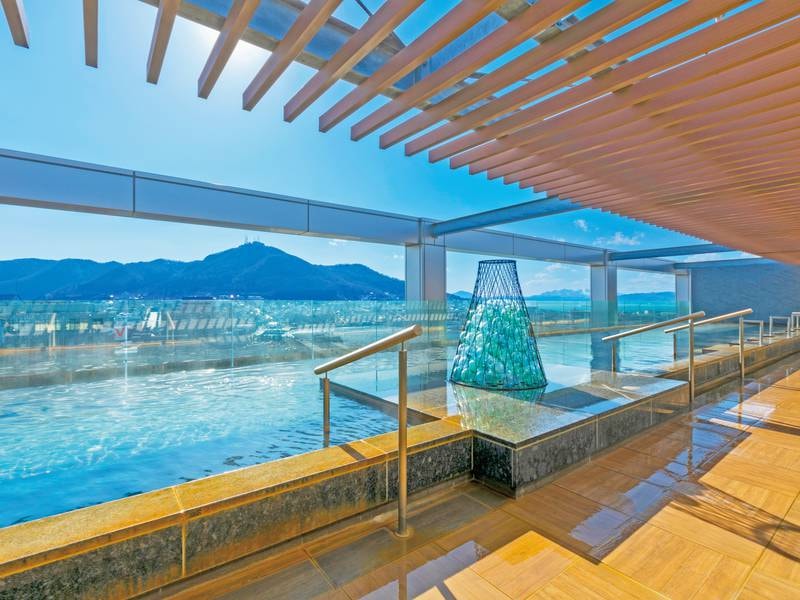 【大浴場/例】天空露天風呂から函館山を一望できる