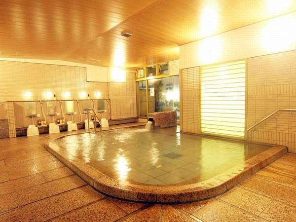 【大浴場「紅梅」】石を基調にした女性用大浴場。広々した空間が旅の疲れを癒す