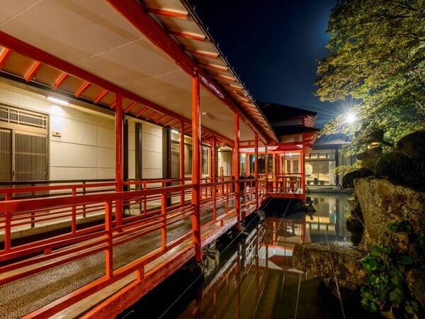 幻想的な回廊が織りなす、優雅な夜の時間。明かりに包まれた風景を、ゆったりとお楽しみください。