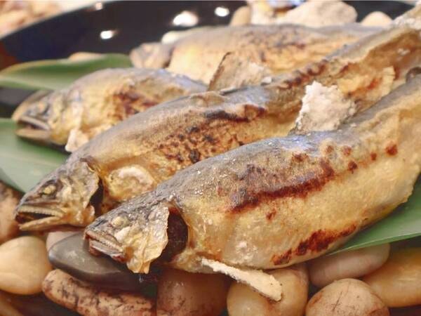 【鮎の塩焼き/例】できたて！シェフが目の前で焼き上げる