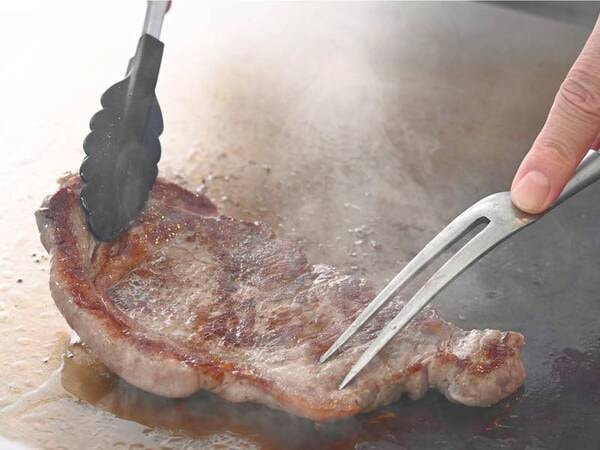 【牛肉の鉄板焼き/例】実演！シェフが目の前で焼き上げる