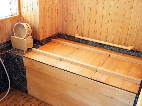 *【温泉内風呂付／新館和室12畳一例】客室にて、総檜造りの温泉にお入り頂けます。