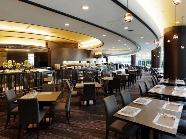 【1階 ダイニング ルオーレ/朝】大きな窓に広がる開放的な景色。商業施設に隣接したホテル入り口から、分かりやすいアクセスでお越しいただける開放的なレストランです。