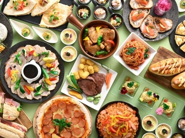 【ディナービュッフェ（5月7日～7月20日）/例】「世界の味わいビュッフェ」。
バラエティ豊かなメニューをご用意しました。