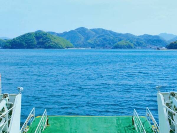 大崎上島へはフェリーで。竹原港から島の各港まで約20～30分ほど。港からお宿まで車で約15～20分ほどです