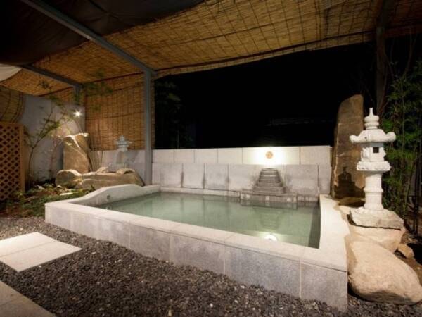 石造りの露天風呂