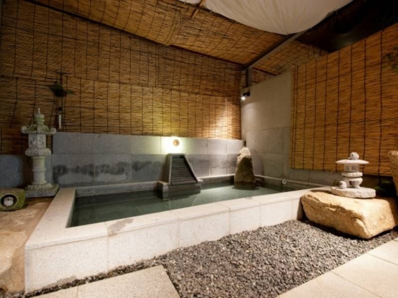 石造りの露天風呂