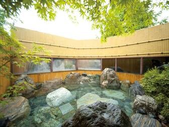 女鹿平温泉　クヴェーレ吉和／【女性露天風呂】自然石を使用した浴槽