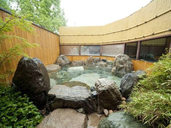 【女性露天風呂】自然石を使用した浴槽