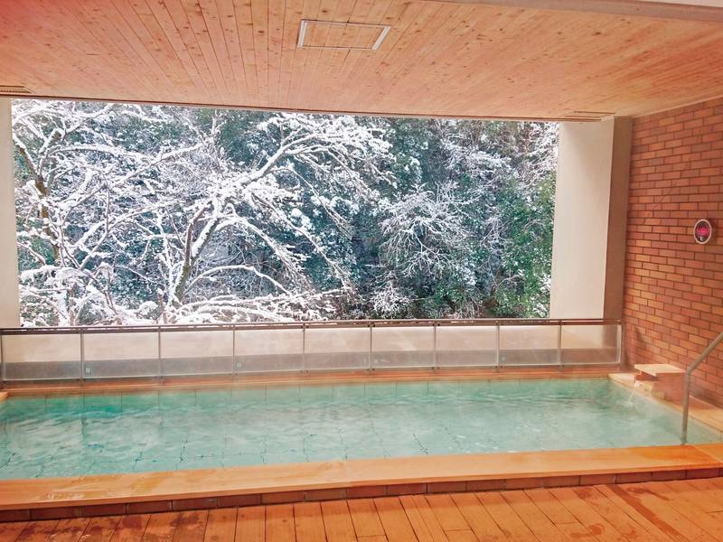【露天風呂】冬は雪景色を見ながらゆっくりと温泉を満喫♪