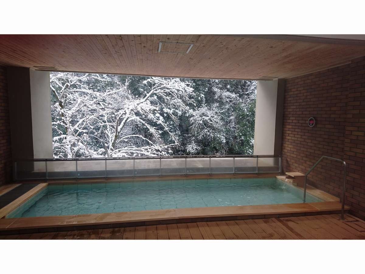 冬は雪見風呂を満喫　露天風呂