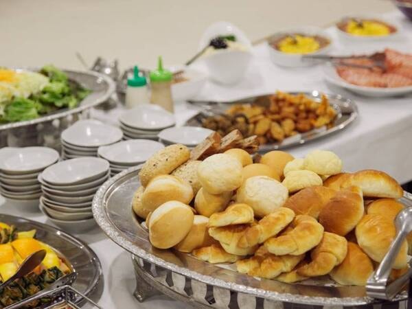 【朝食バイキング/例】種類豊富なパン ※予約状況により和食または洋食の朝ご飯に変更の場合がございます。